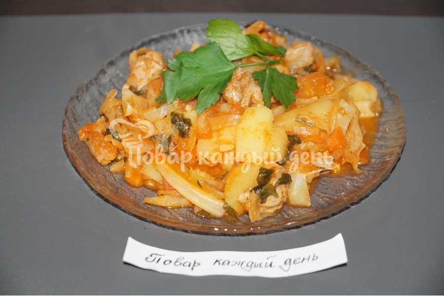 Тушеная капуста с мясом и картошкой