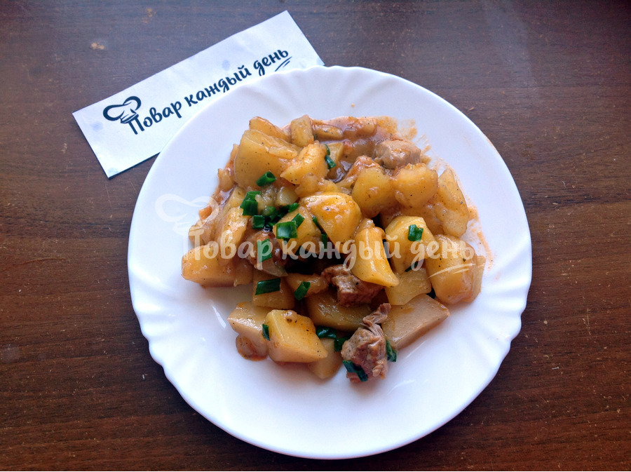 Тушеная картошка с мясом в мультиварке