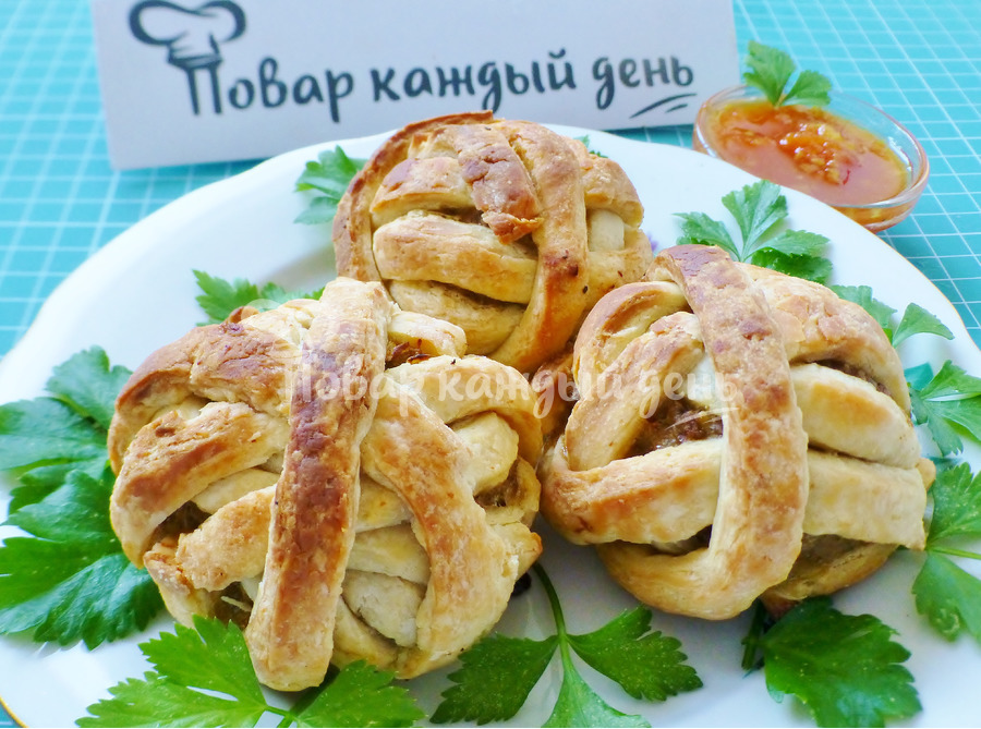Мясные клубочки в слоеном тесте