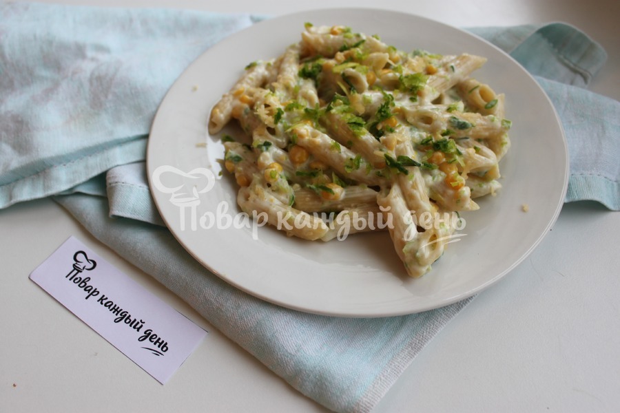 Паста пенне в сырном соусе с кукурузой