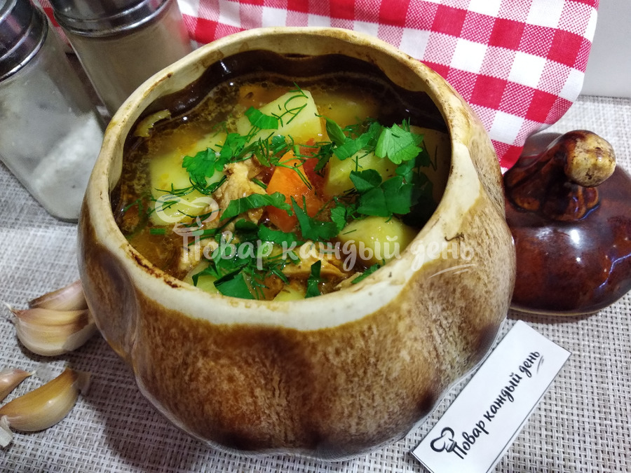 Картошка с курицей тушеная в горшочке в духовке