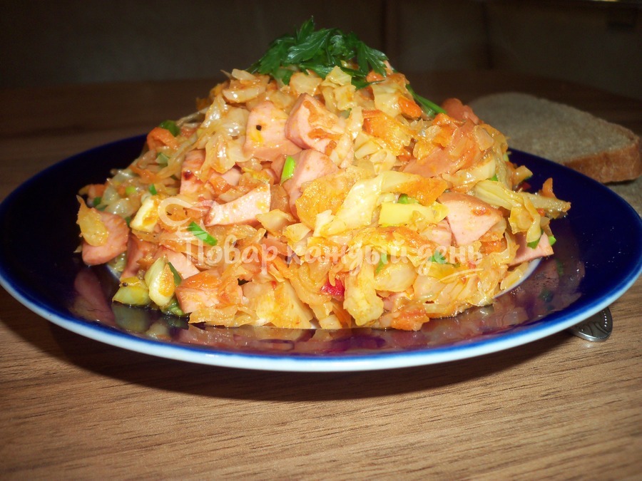 Тушеная капуста с сосисками