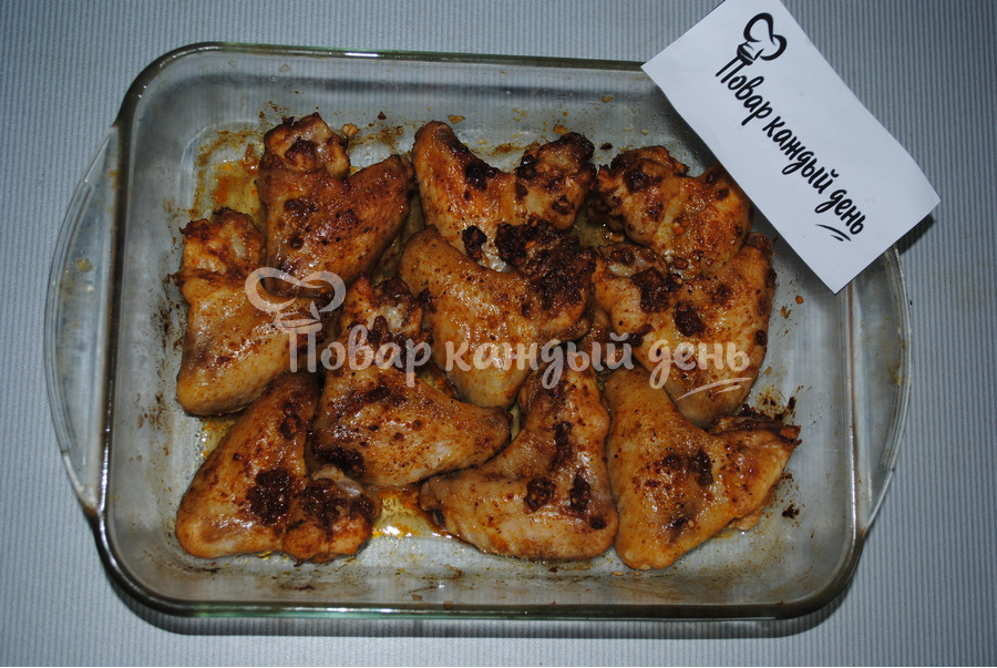 Куриные крылышки с паприкой и чесноком в духовке