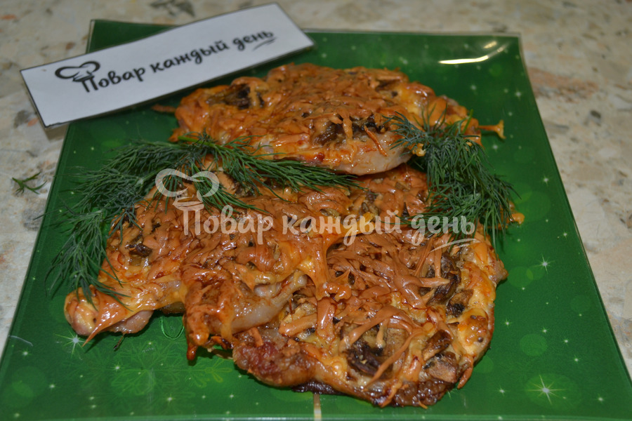 Свинина в духовке с сыром и грибами