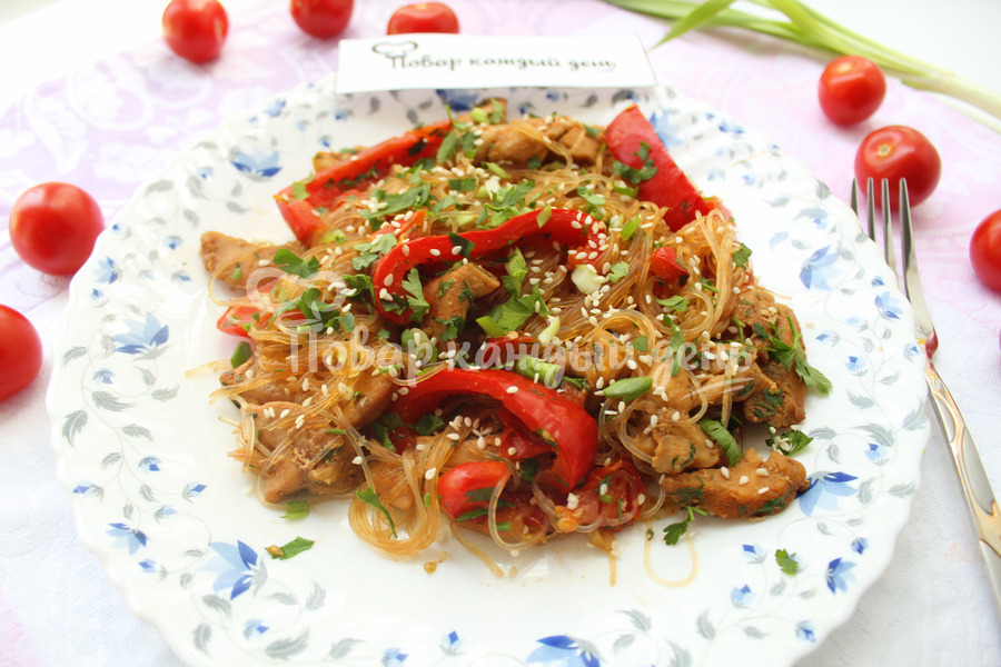 Фунчоза с курицей и овощами