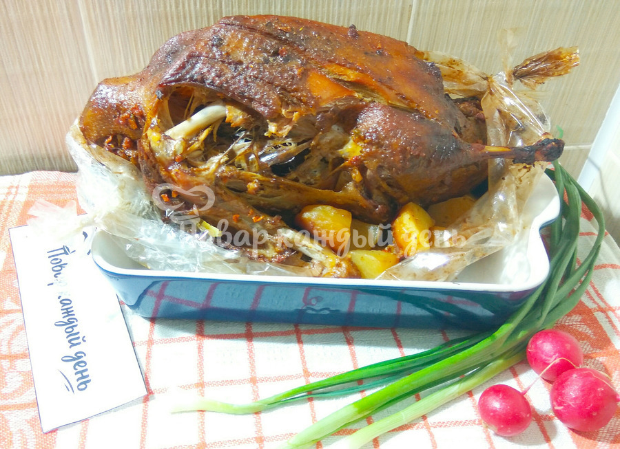 Утка с яблоками и картофелем