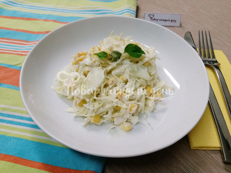 Салат из капусты, кукурузы и огурца
