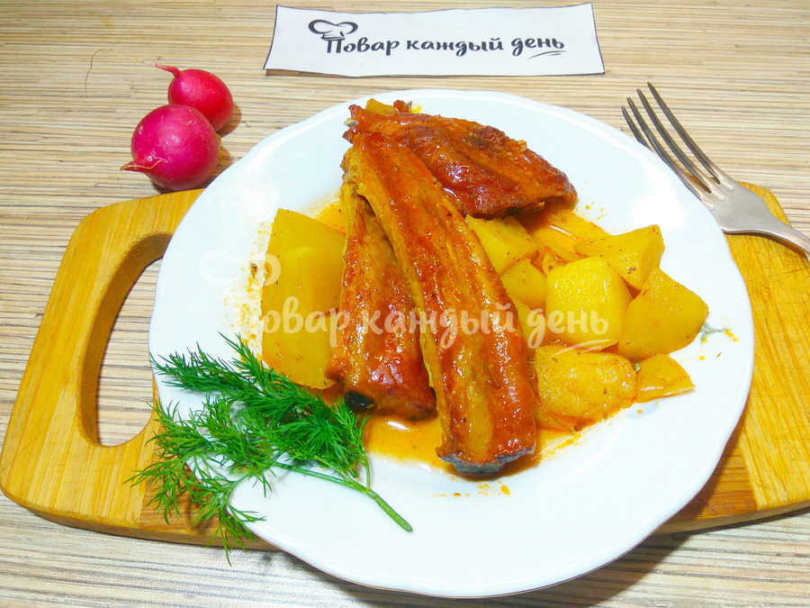 Тушеный картофель с копчеными ребрышками