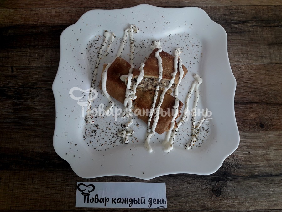 Блины с начинкой из паштета, яиц, огурцов и лука