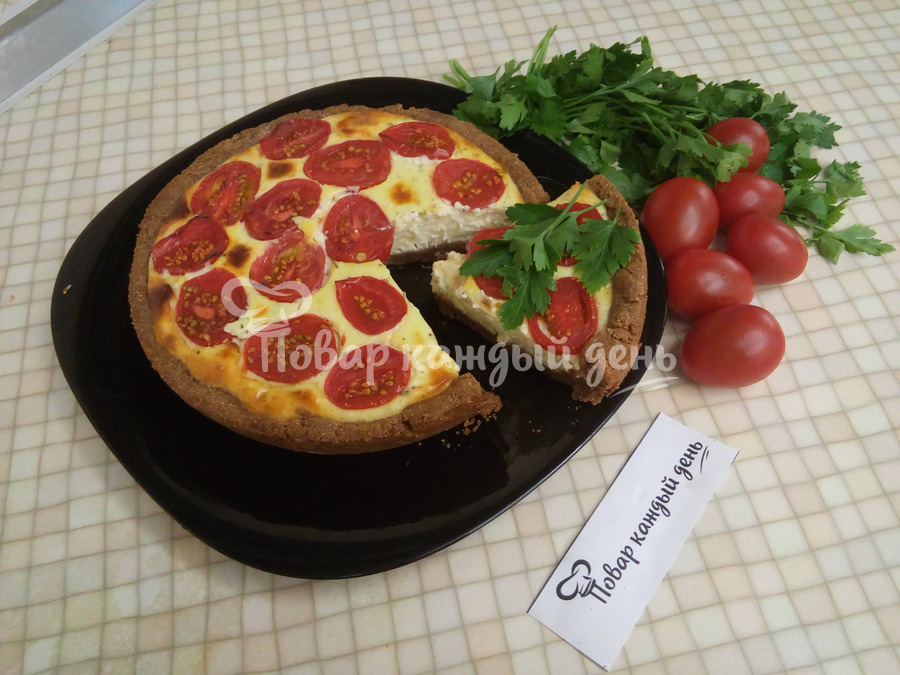 Кукурузный  пирог с творогом и томатами