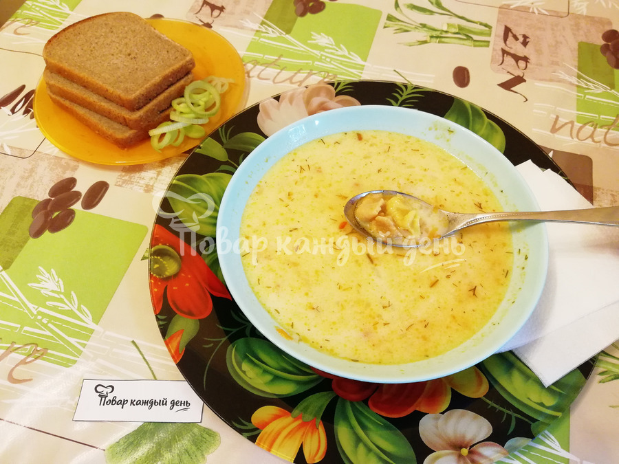 Сырный суп с разноцветными клецками