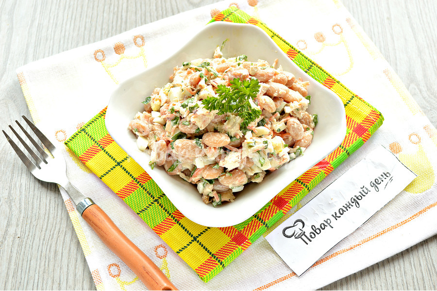 Салат с курицей и фасолью