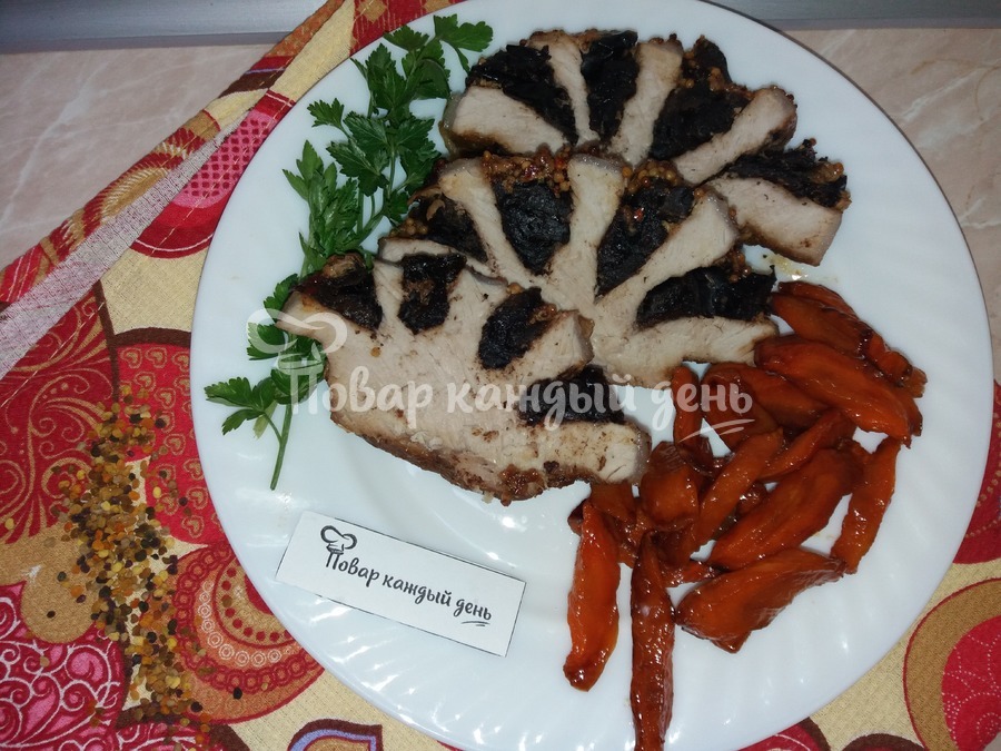 Свинина с черносливом в духовке