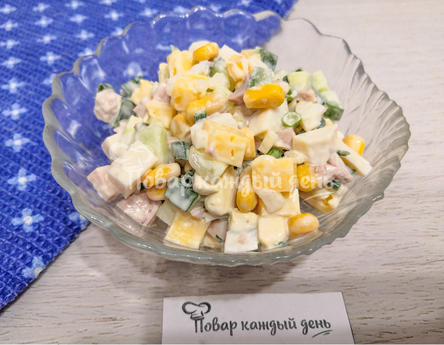 Салат с консервированной кукурузой, свежим огурцом и печенью трески