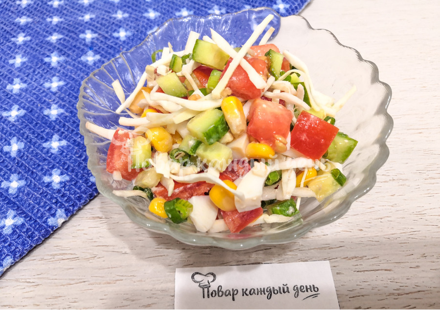 Салат из свежей капусты с яйцами и кукурузой