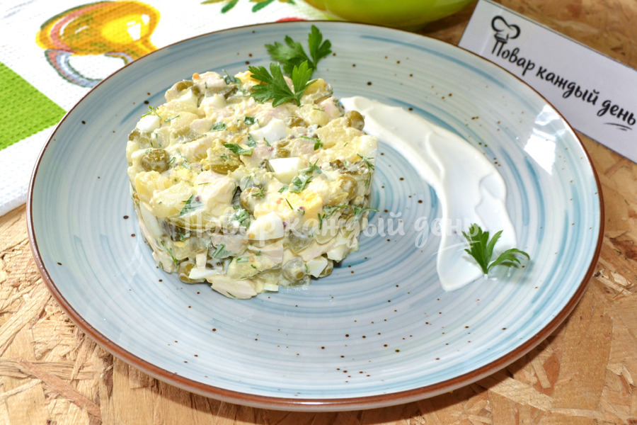 Салат с курицей, картофелем и соленым огурцом