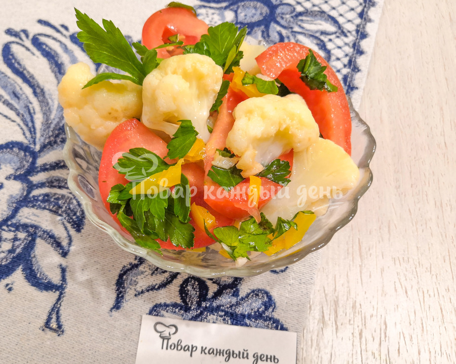 Салат из цветной капусты с помидорами