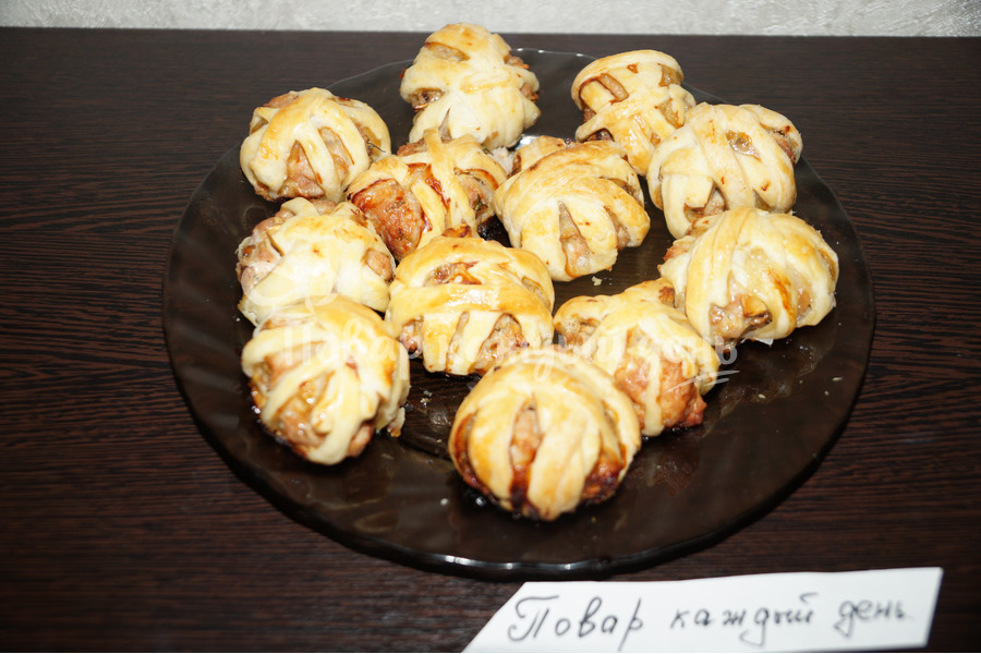 Мясные шарики запеченные в слоеном тесте