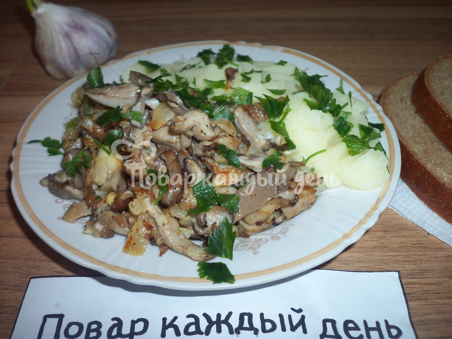 Жареные вешенки с репчатым луком