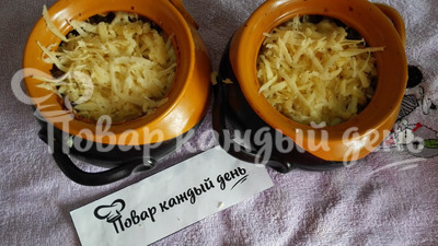 Жаркое в горшочках с мясом грибами и картошкой в духовке