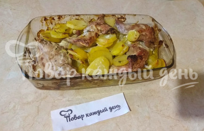 Кролик запеченный в духовке с картошкой и сметаной