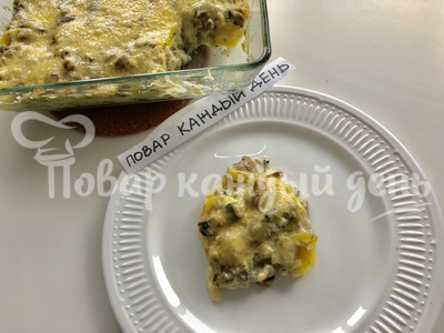 Запеченный картофель под грибным соусом