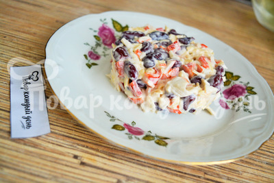 Салат с крабовыми палочками и фасолью