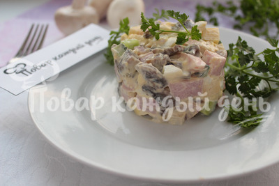 Салат с ветчиной и грибами