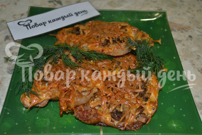 Свинина в духовке с сыром и грибами