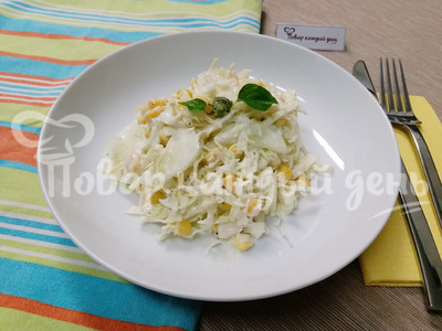 Салат из капусты, кукурузы и огурца