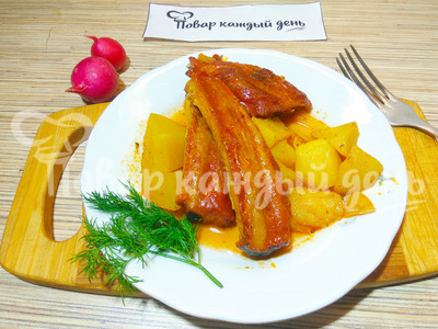Тушеный картофель с копчеными ребрышками