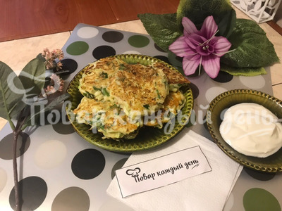 Оладьи из кабачков с сыром, чесноком и зеленью