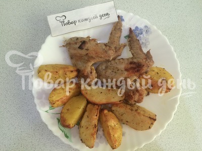 Куриные крылышки в духовке с картошкой