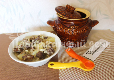 Печень с грушами в горшочках