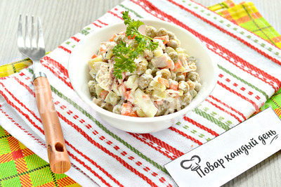 Салат из курицы и огурцов