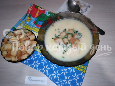 Сырный суп с курицей и сухариками