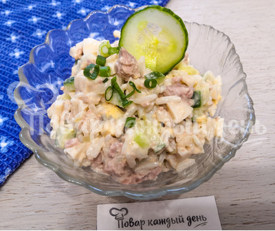 Салат из консервированной печени трески с отварным рисом