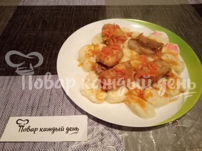 Толстолобик в томатном соусе с картофельными клёцками