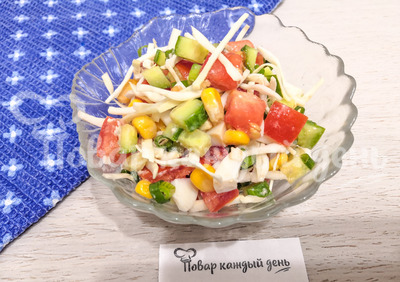 Салат из свежей капусты с яйцами и кукурузой