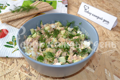 Салат с тунцом, яйцами и огурцом