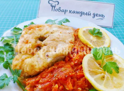 Рыба тушеная в томатном соусе с морковью и луком